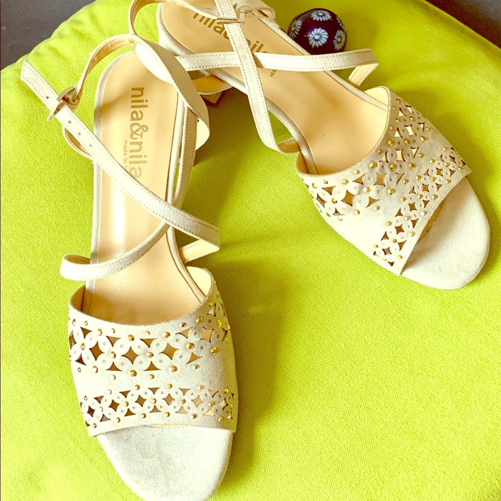 Nila & Nila beige/cream sandal; medium block heels
